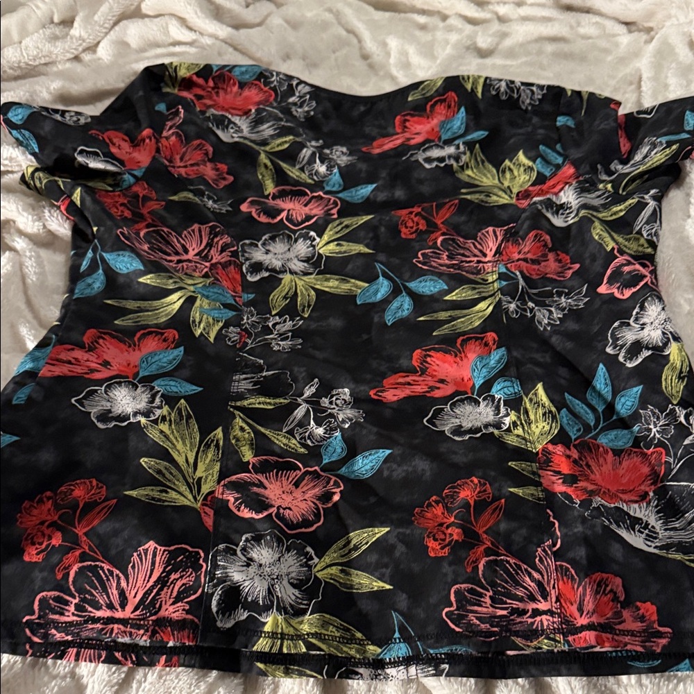 2 Scrub Tops- Floral patterns - Picture 2 of 9